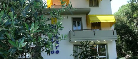 Un edificio de dos pisos con un letrero que dice "Hotel".