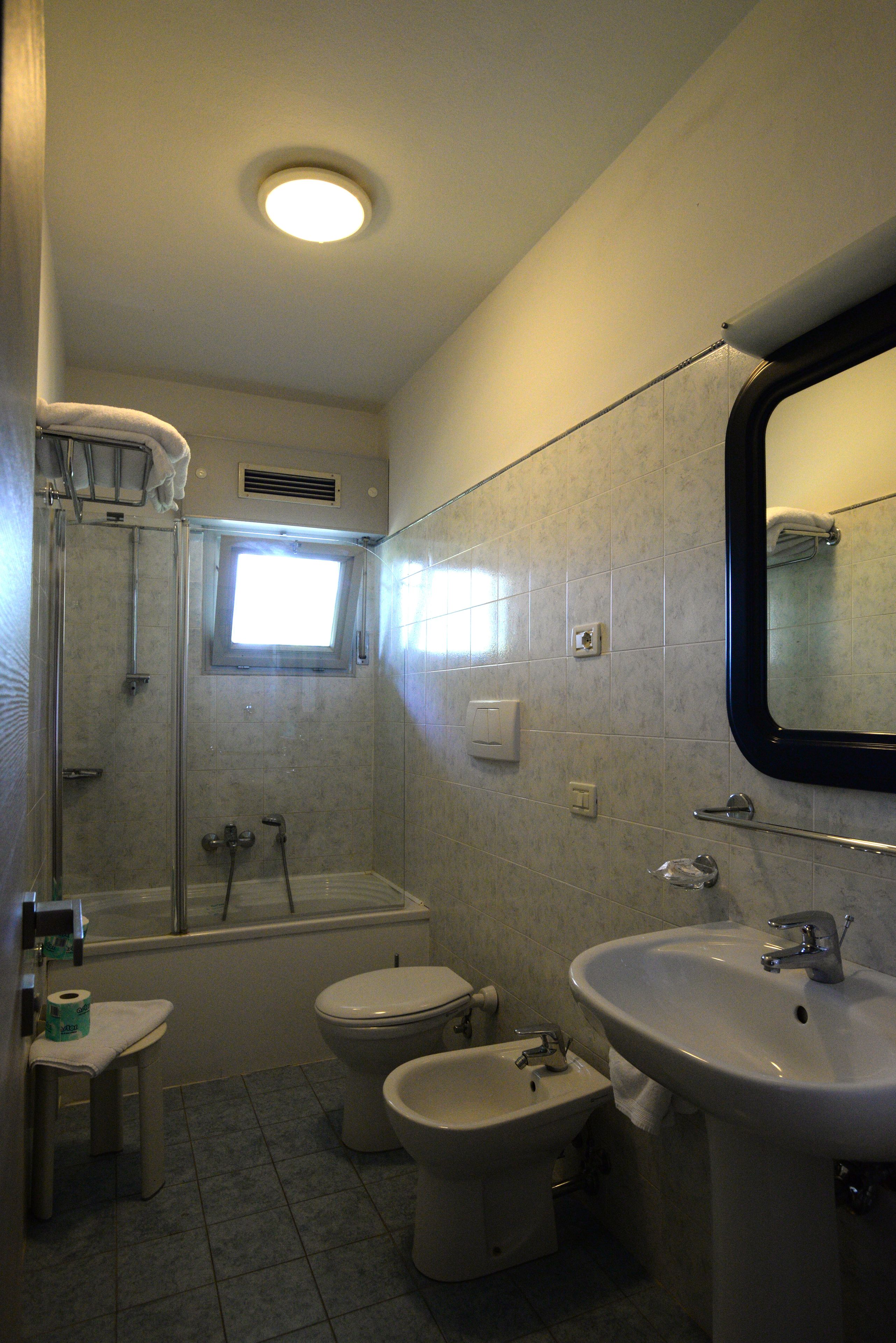 combined shower/bathtub, rainfall showerhead, free toiletries