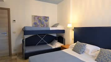 Camera familiare con letto a castello | Minibar, una cassaforte in camera, con stile personalizzato