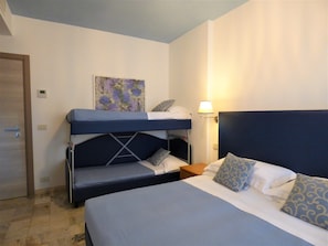 Camera familiare con letto a castello | Minibar, Zimmersafe, individuell dekoriert, individuell eingerichtet