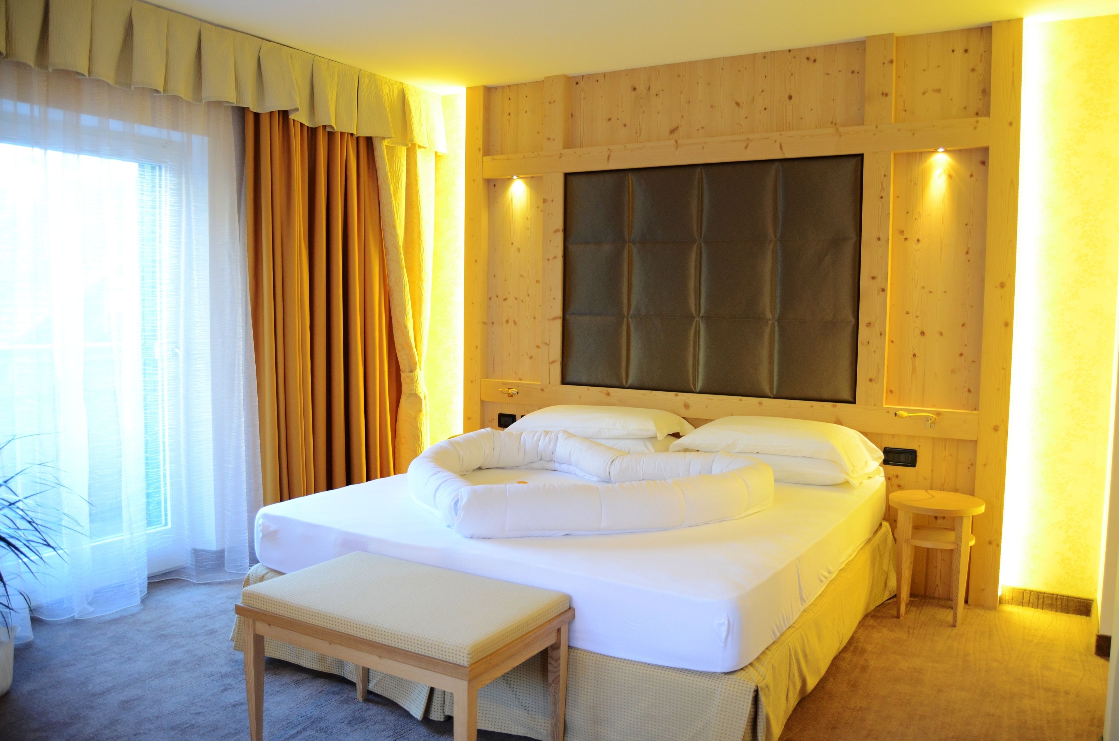 Classic Triple Room | Down comforters, in-room safe, individually decorated, desk