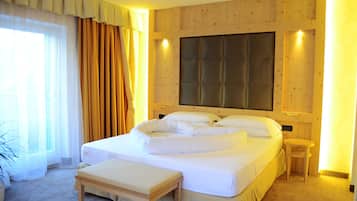 Classic Triple Room | Down comforters, in-room safe, individually decorated, desk