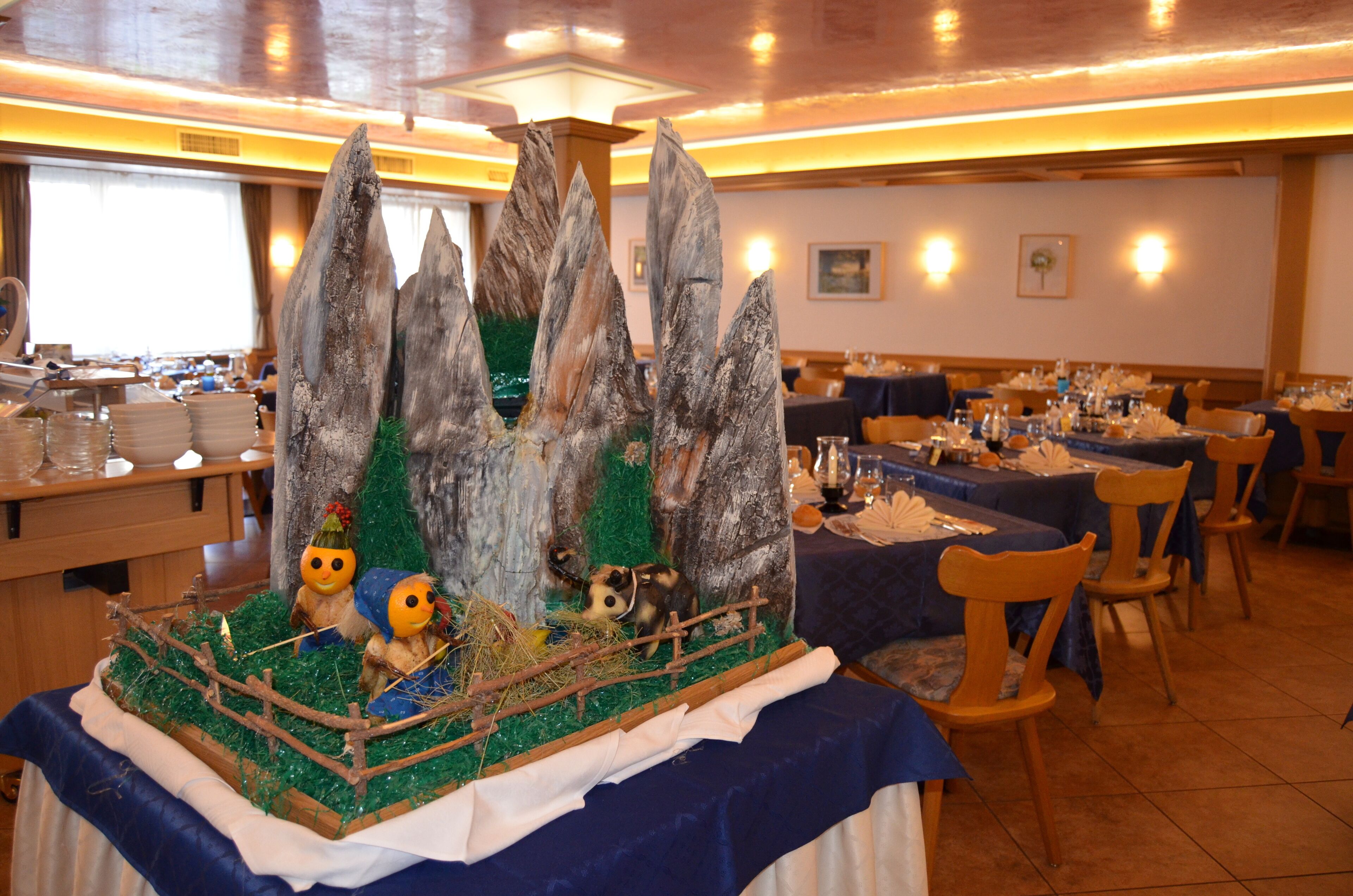 Serveert ontbijt, lunch, diner, lokale gerechten 