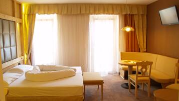 Deluxe Room, 1 Bedroom, Accessible (Stella alpi) | Down comforters, in-room safe, individually decorated, desk