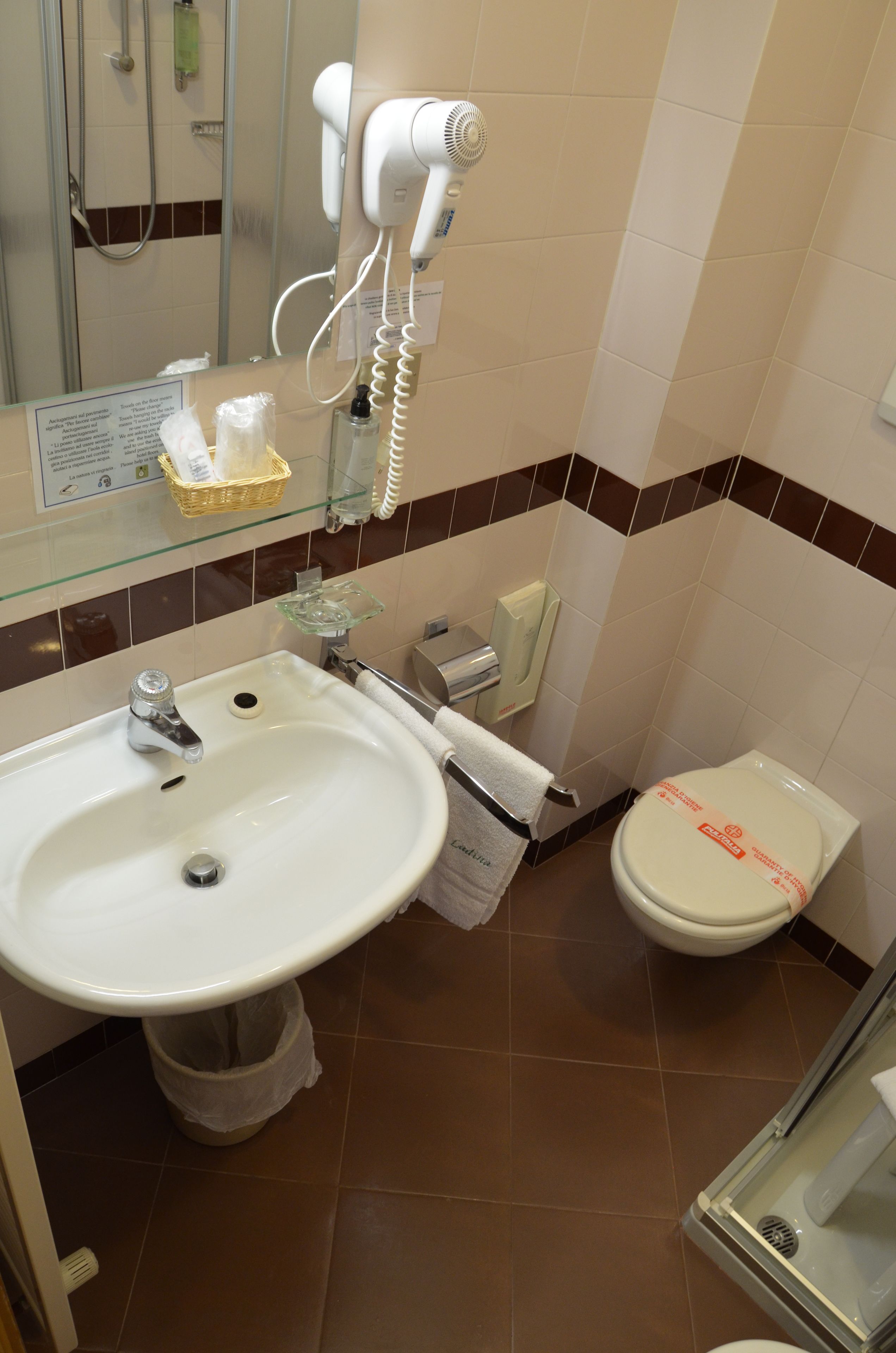 classic double or twin room (bucaneve) | bathroom | shower, free toiletries, hair dryer, bathrobes