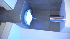 A modern bathroom with a large bathtub, a shower area, and a toilet. - Hotel Ladina (Campitello di Fassa)