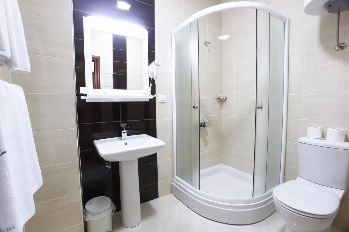 shower, free toiletries, hair dryer, slippers