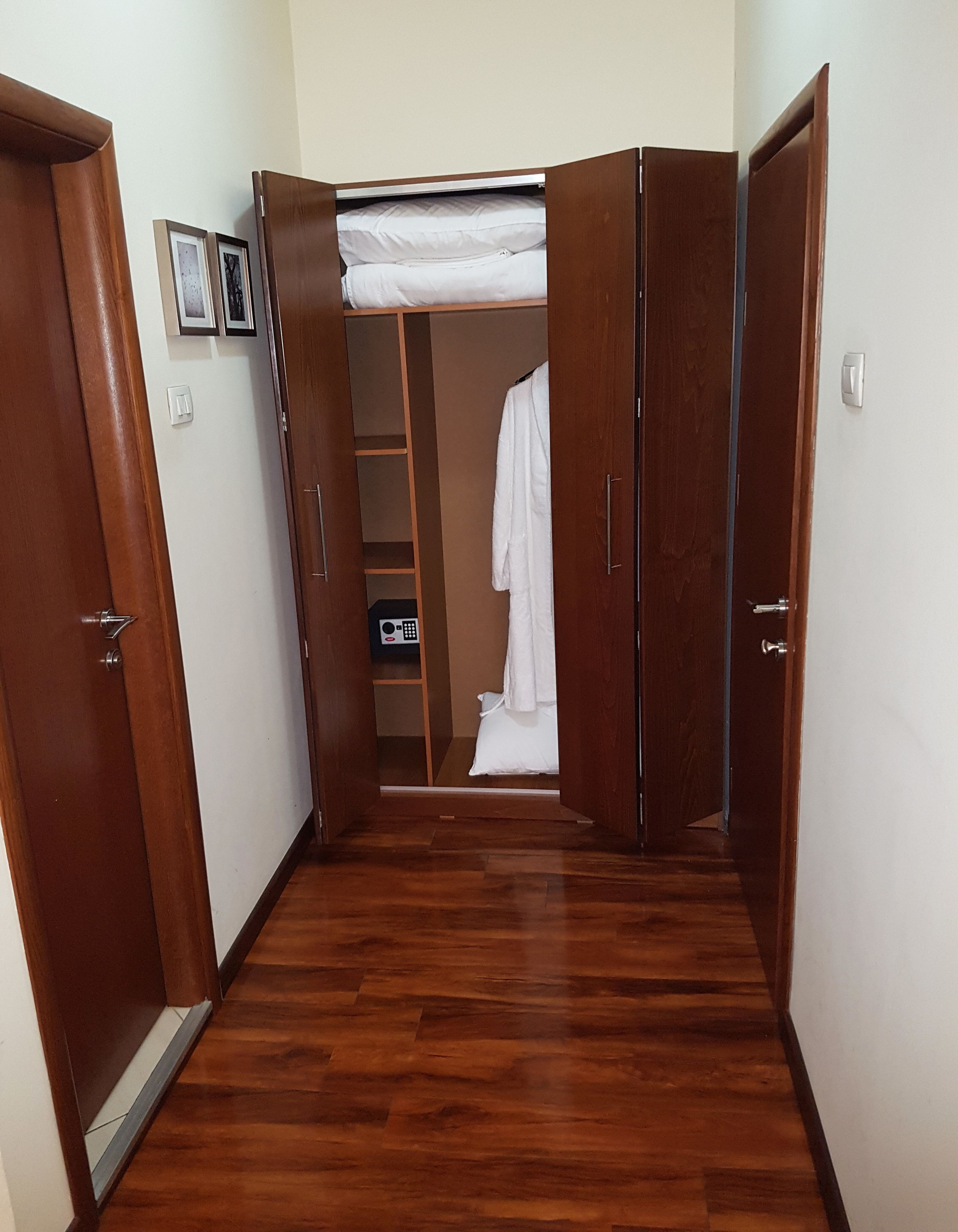 Sengetøy av topp kvalitet, minibar, safe på rommet og skrivebord