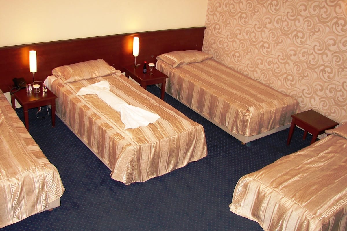 Roupas de cama premium, frigobar, cofres nos quartos, escrivaninha
