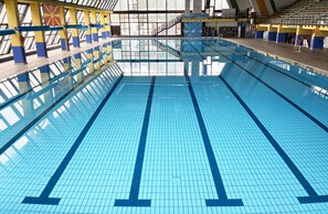 2 piscines couvertes, parasols de plage