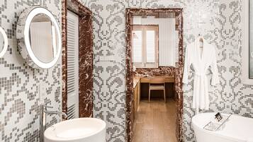 Deluxe Room, 1 King Bed | Bathroom