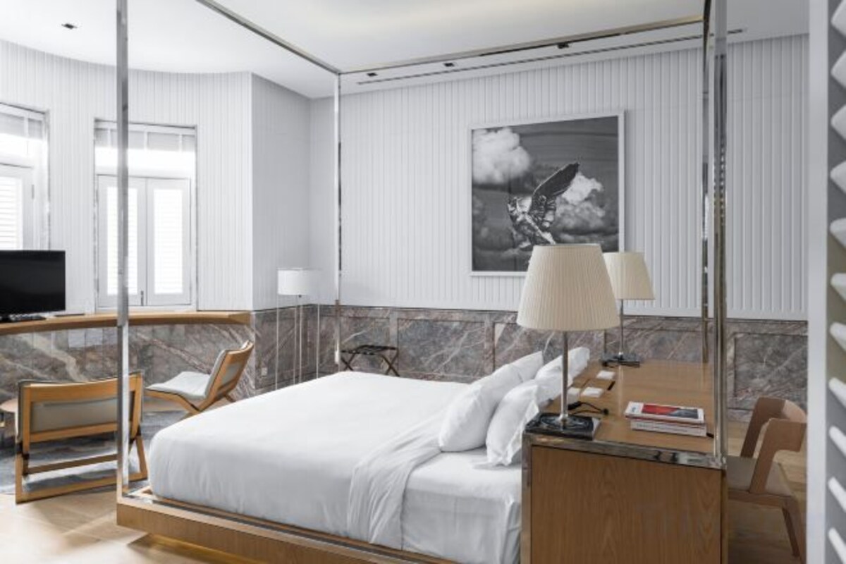 Premium bedding, free minibar, in-room safe, soundproofing
