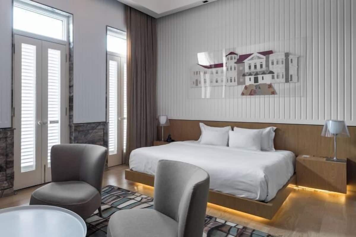 Premium bedding, minibar (free items), in-room safe, soundproofing
