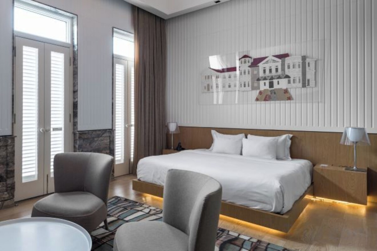 Premium bedding, minibar (free items), in-room safe, soundproofing