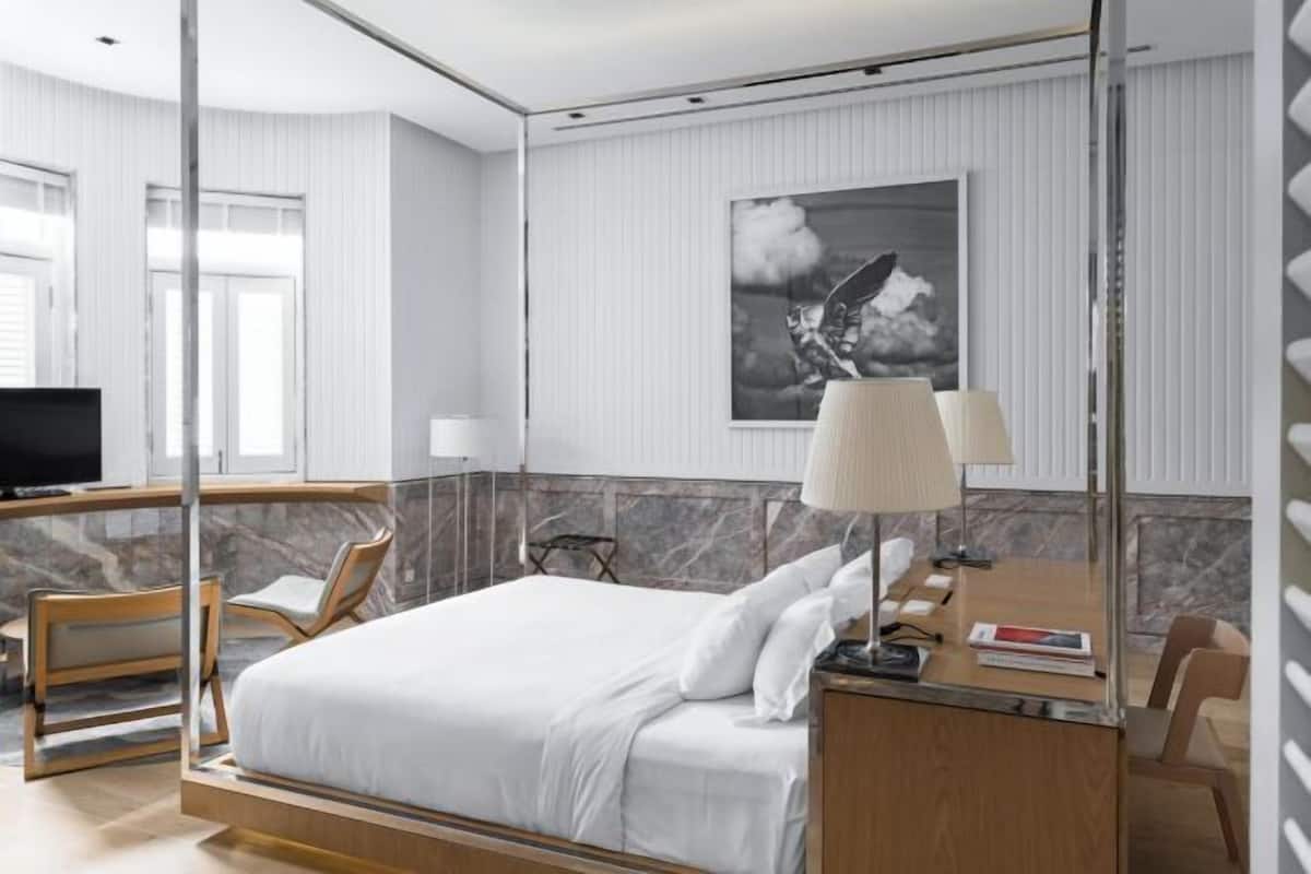 Premium bedding, minibar (free items), in-room safe, soundproofing