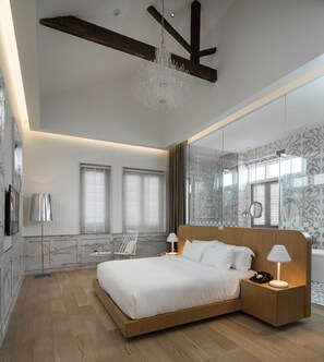 Deluxe-huone, useita sänkyjä | Kylpyhuone | Designer-hygieniatuotteet, hiustenkuivaaja, kylpytakit, tohvelit