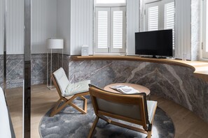 Deluxe-huone, 1 suuri parisänky | Ylelliset vuodevaatteet, ilmaiset minibaarituotteet