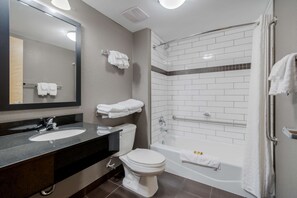 Gratis toiletartikelen, een haardroger, handdoeken