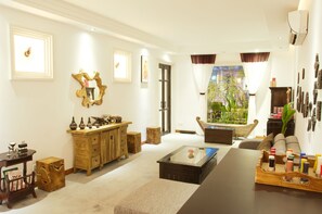 Coin salon dans le hall