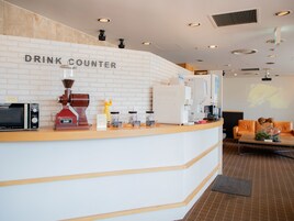 Una barra moderna con una máquina de café, una balanza y un dispensador de café.