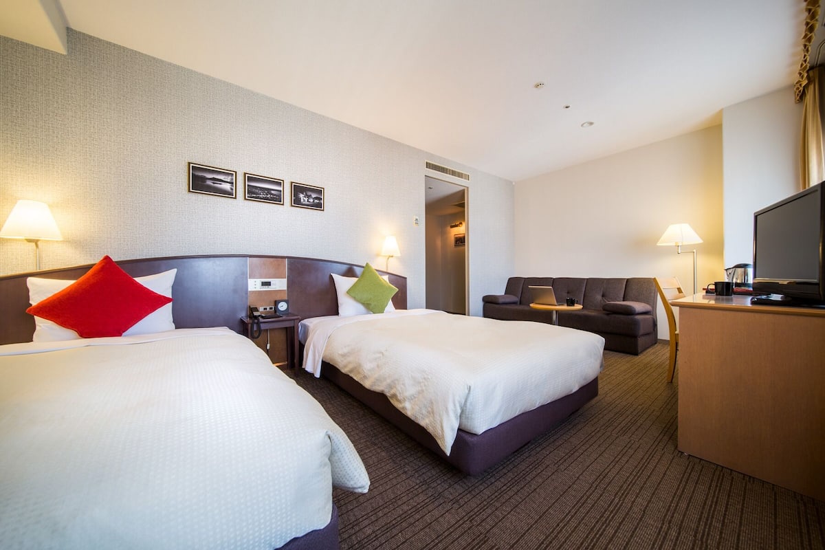 Deluxe Twin Room, Non Smoking | Desk, iron/ironing board, free WiFi, bed sheets