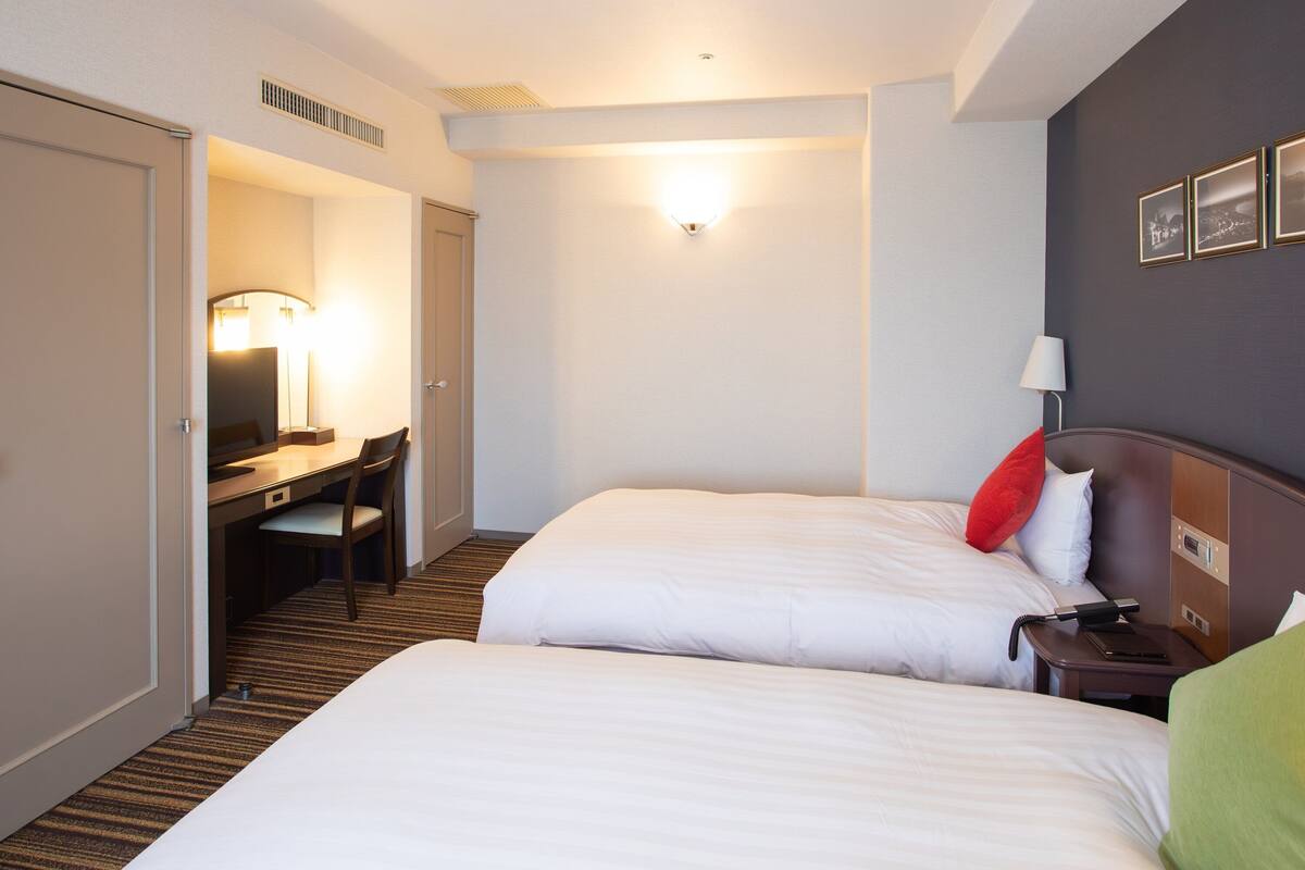 Standard-huone, tupakointi kielletty (Suite room) | Työpöytä, silitysrauta/-lauta, ilmainen Wi-Fi, vuodevaatteet