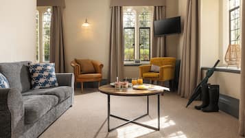 Executive Suite, 1 Bedroom | Living area | Flat-screen TV