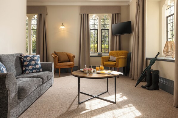 Executive Suite, 1 Bedroom | Living area