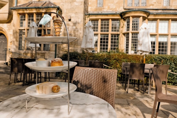 Breakfast, lunch, dinner served; British cuisine