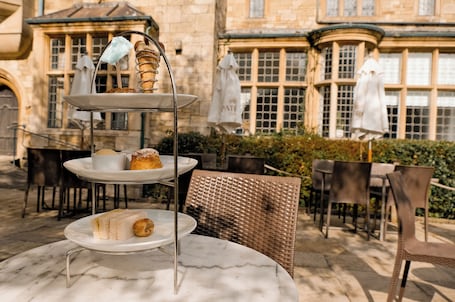 Se sirven desayunos, almuerzos y cenas; cocina británica. The Alverton