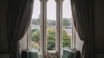 Executive Suite, 1 Bedroom | 1 bedroom, individually decorated, desk, iron/ironing board