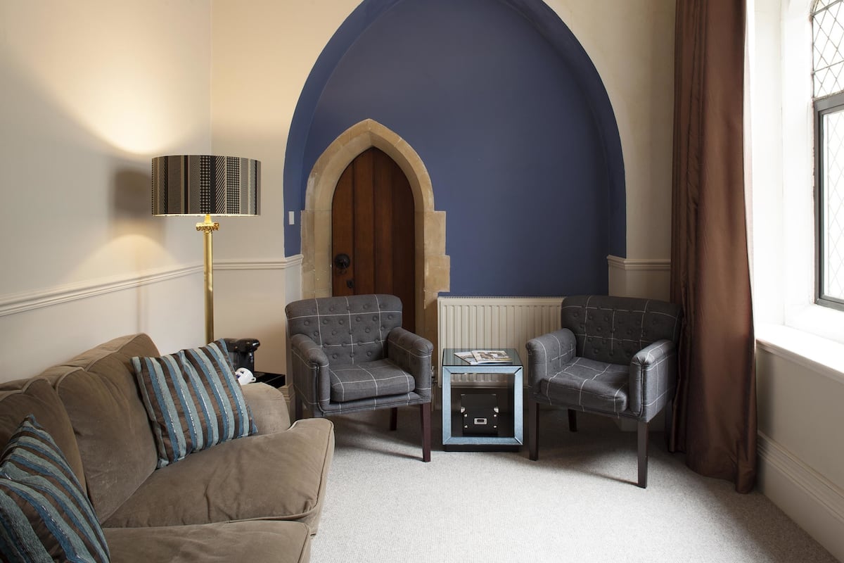 executive suite, 1 bedroom | living area | flat-screen tv