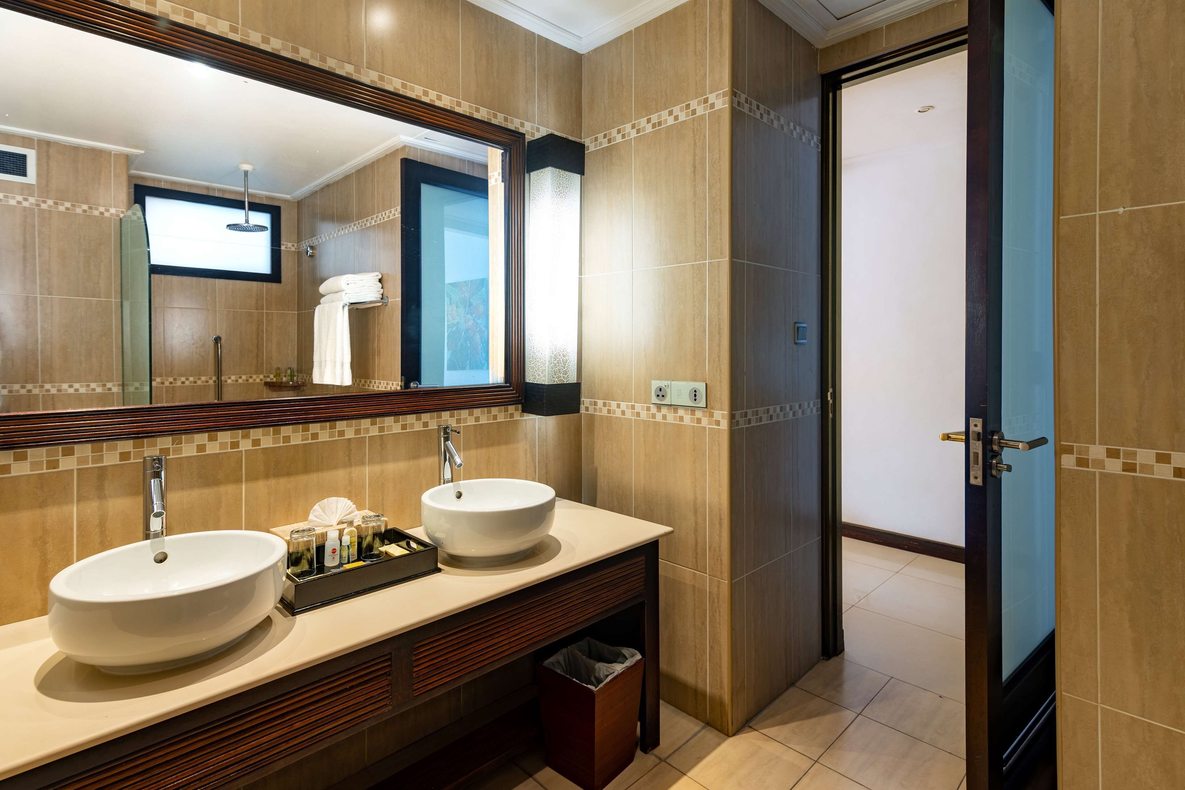 deluxe room, 1 king bed (grand) | bathroom | shower, free toiletries, hair dryer, bathrobes