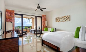 Grand Room, 1 King Bed, Beach View, Jacuzzi on Balcony | Bộ đồ giường kháng dị ứng, minibar, két bảo mật tại phòng, bàn 