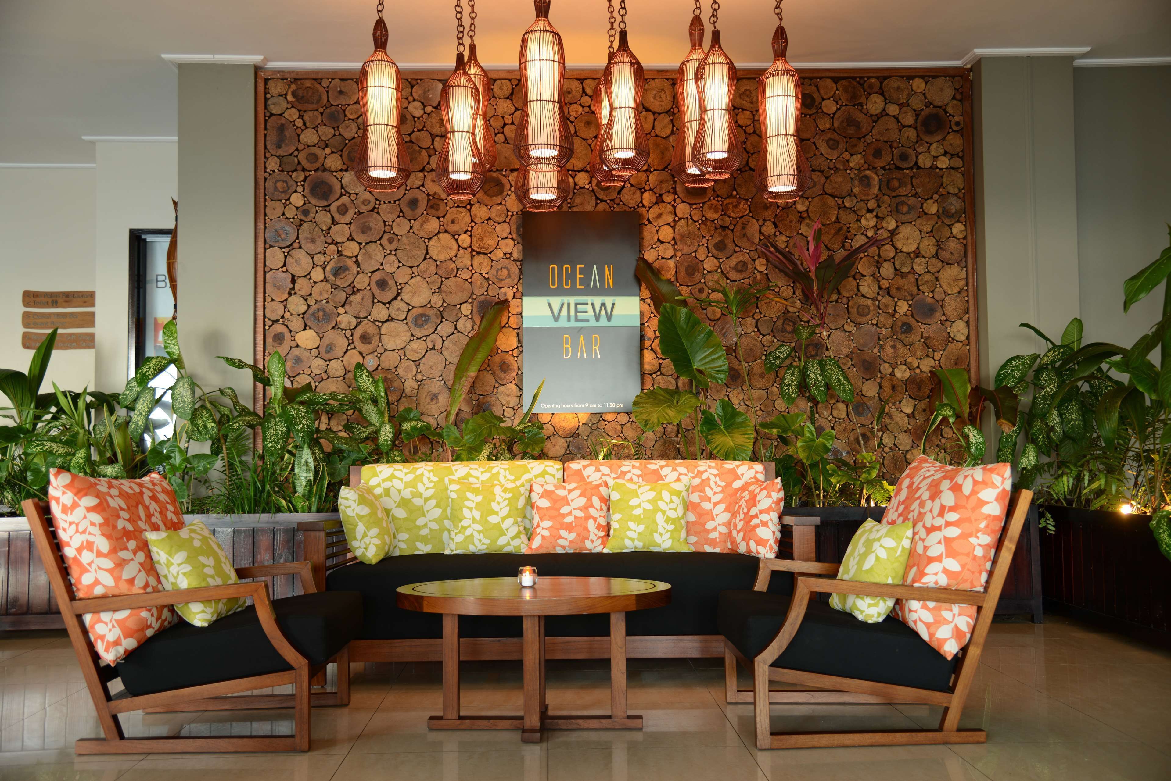 cocktail bar, ocean views, open daily