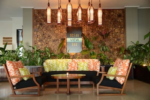 Bar de cocktails, con vista al mar, abre todos los días