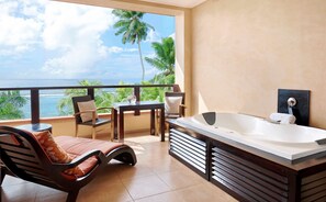 Grand Room, 1 King Bed, Beach View, Jacuzzi on Balcony | ห้องน้ำ | ฝักบัว, ของใช้ในห้องน้ำฟรี, ไดร์เป่าผม, เสื้อคลุมอาบน้ำ