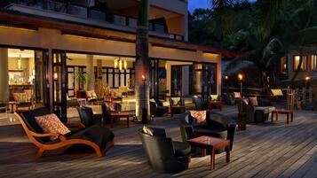 Bar à cocktails, vue sur la mer, ouvert tous les jours
