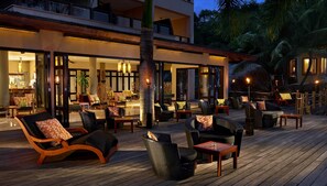 Cocktail bar, ocean views, open daily - DoubleTree by Hilton Seychelles - Allamanda Resort & Spa (Mahé Island)