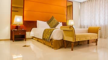 Suite Royal | Minibar, brankas, meja kerja, dan setrika/meja setrika