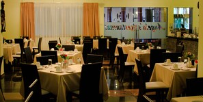 Breakfast, lunch and dinner served - Royal Nick Hotel (Tema)