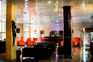 Coin salon dans le hall