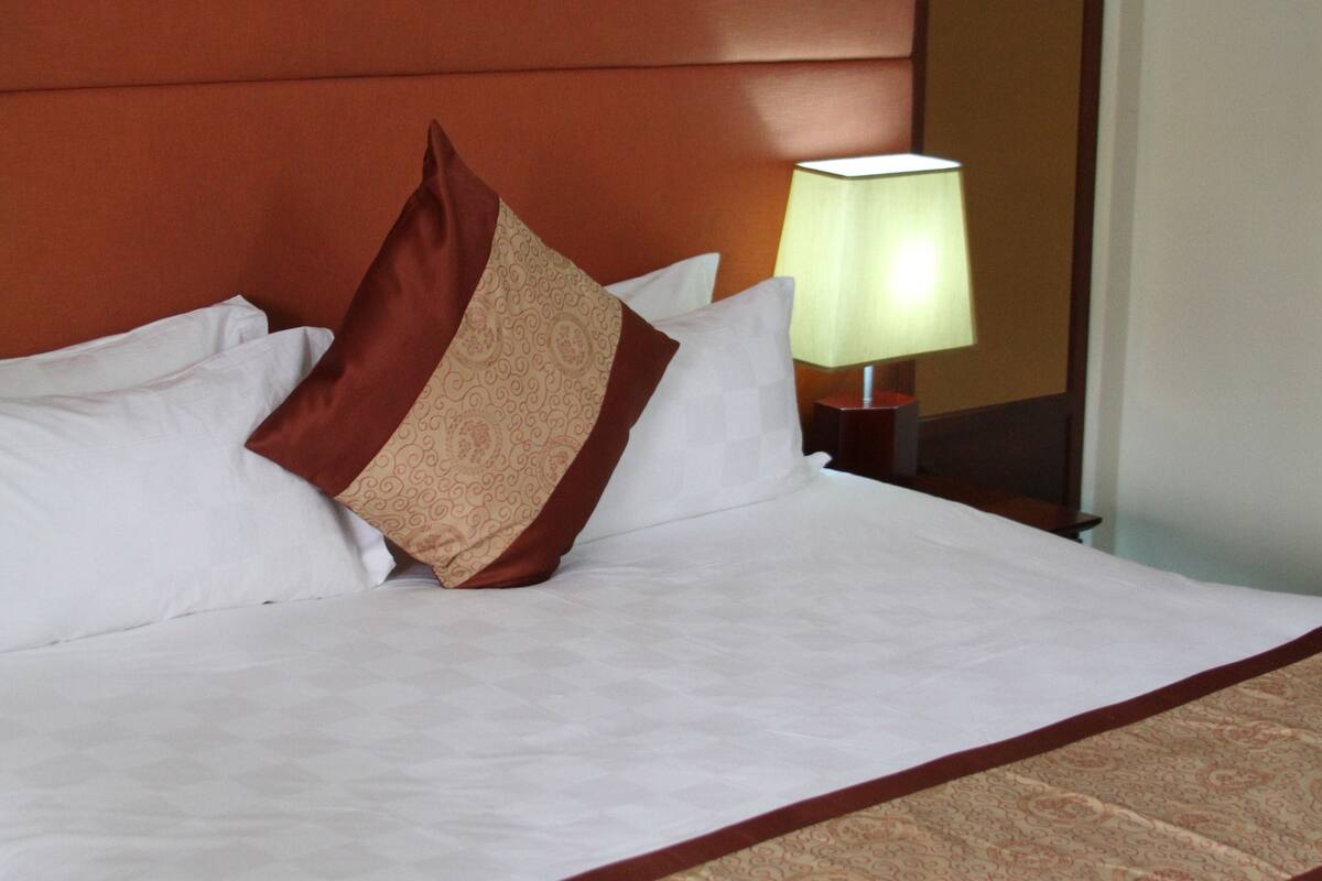 Deluxe Room | Minibar, in-room safe, desk, iron/ironing board