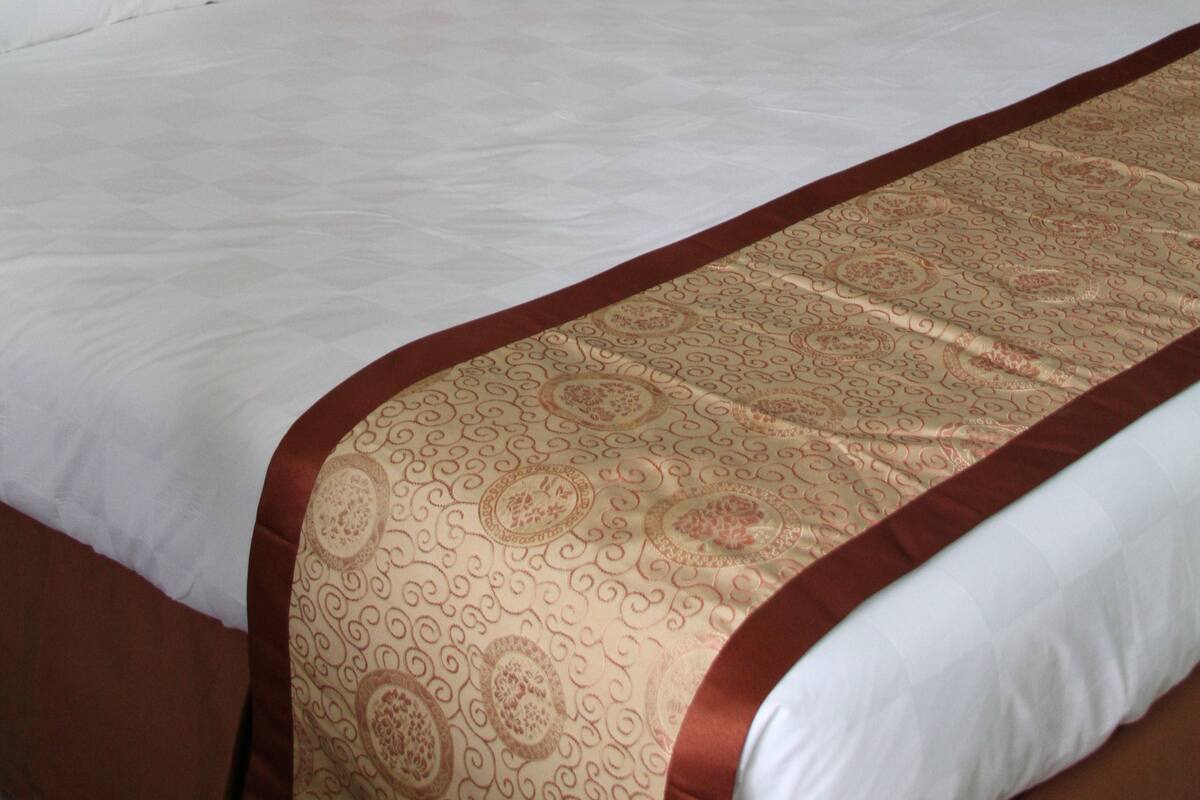 Deluxe Suite | Minibar, in-room safe, desk, iron/ironing board