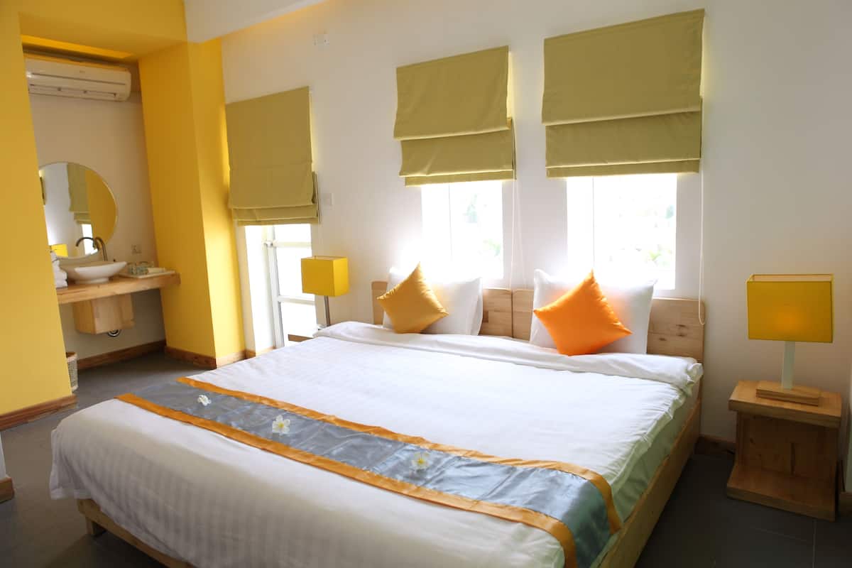 Phòng Deluxe, 1 giường cỡ king | Nệm có lớp đệm bông, minibar, két bảo mật tại phòng