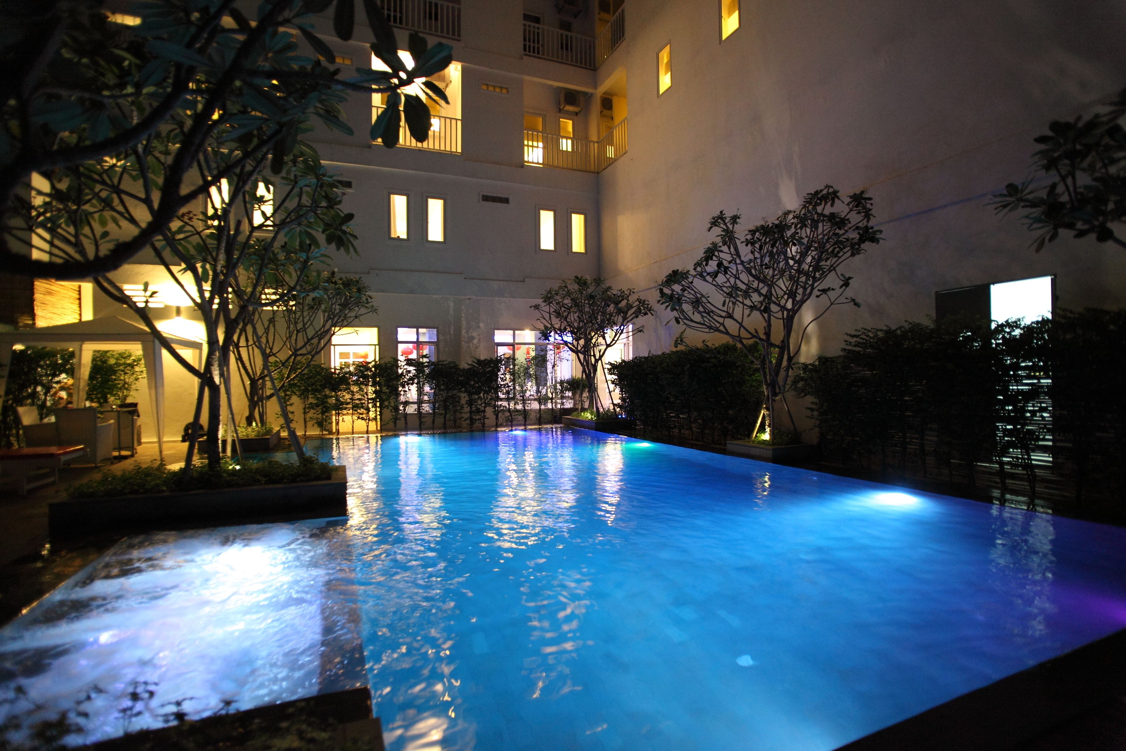 2 outdoor pools, pool umbrellas, pool loungers