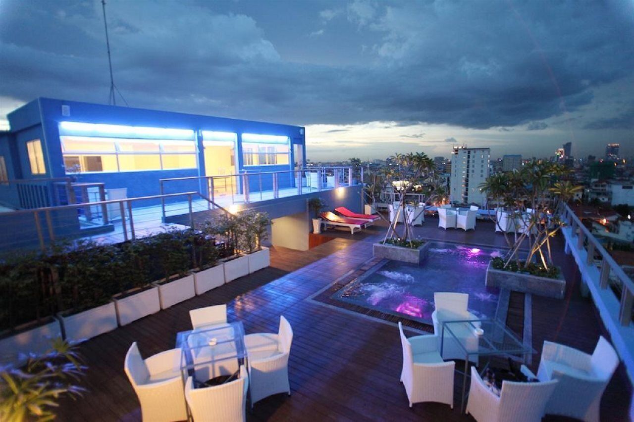 Breakfast, lunch, dinner served; international cuisine, pool views 