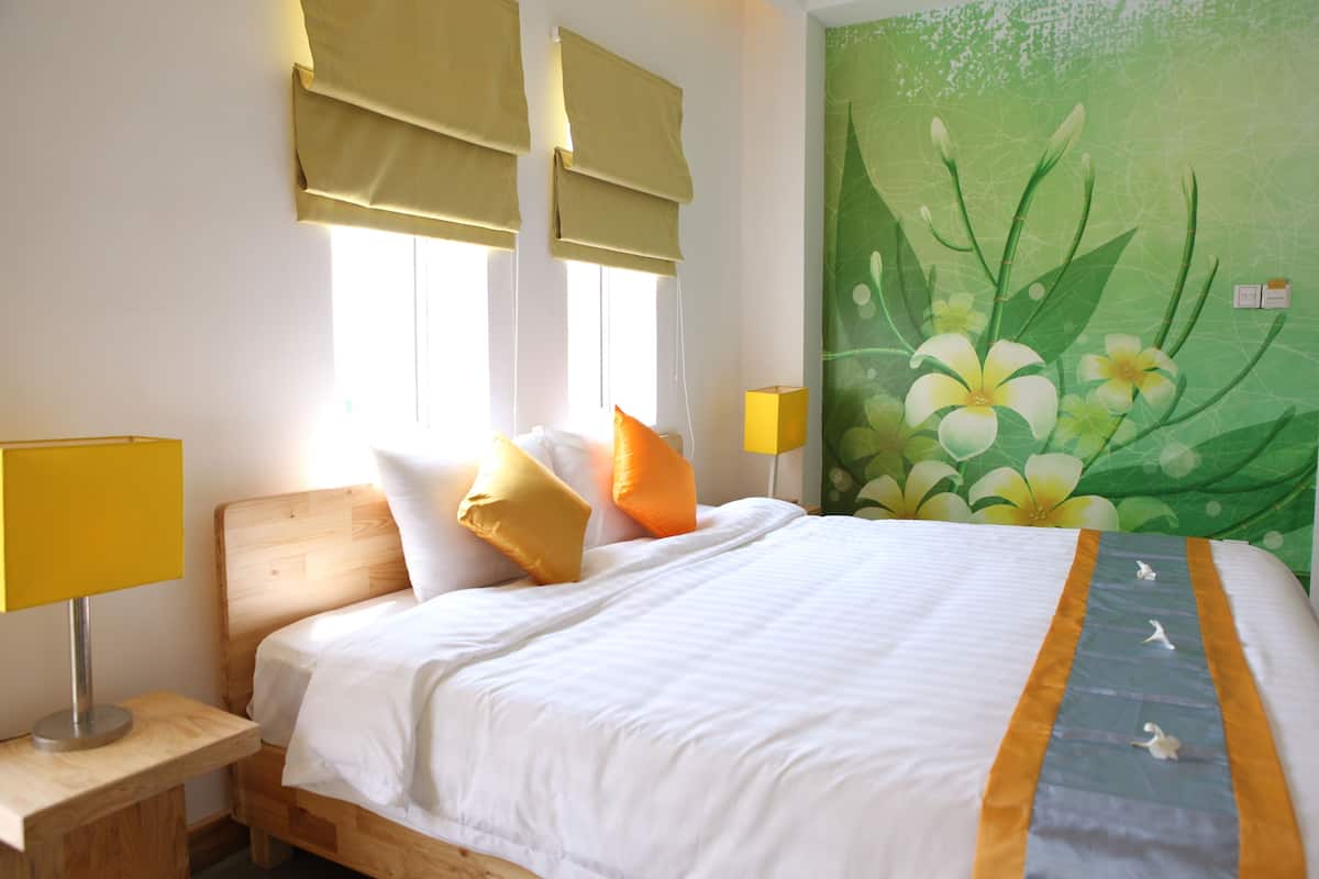 Superior Room, 1 King Bed | Pillow-top beds, minibar, in-room safe, desk