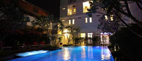 2 outdoor pools, pool umbrellas, pool loungers