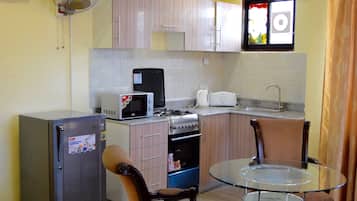 Deluxe Apartment, 1 Bedroom, Kitchen | In-room dining